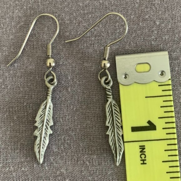 2/$20 Leaf Earrings - 2 Pair - 1 Gold/1 Silver - Picture 4 of 7